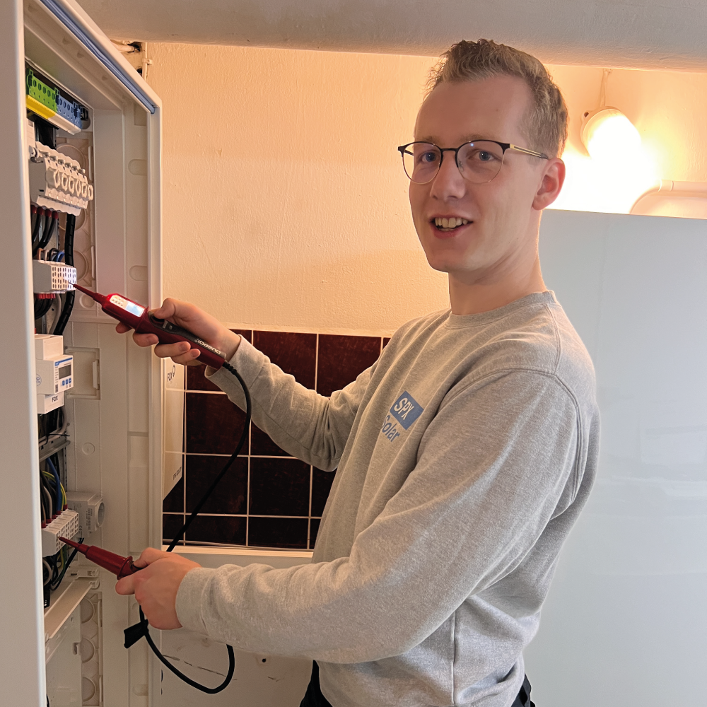 Wartungsmonteur an einem Zählerschrank